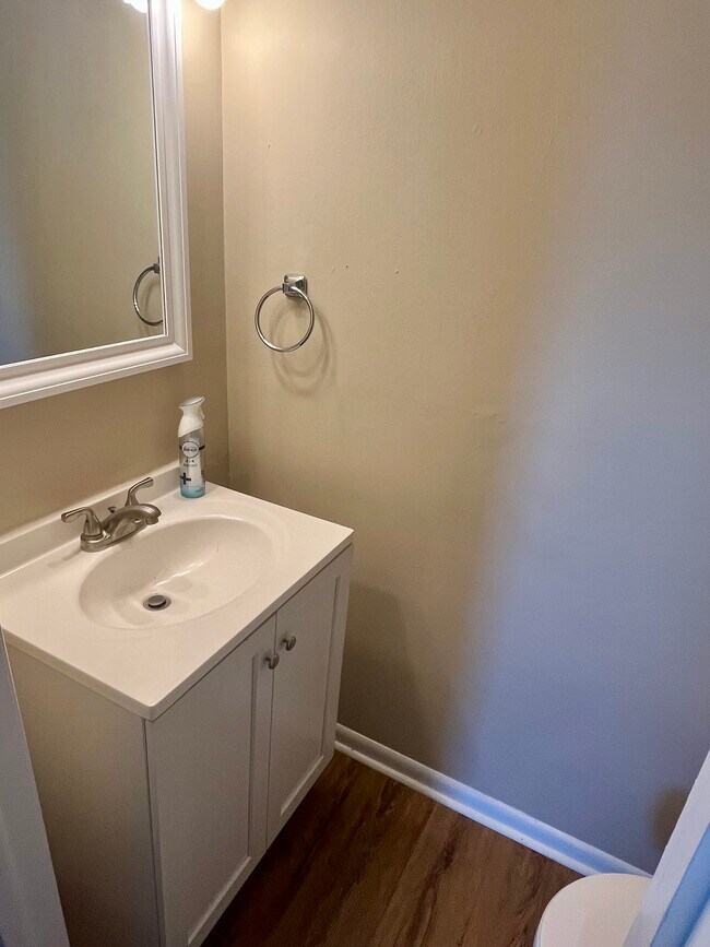 Building Photo - 227 Maple St