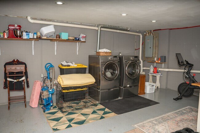 Building Photo - Charming 3 Bedroom, 1.5 Bath Townhome - EL...