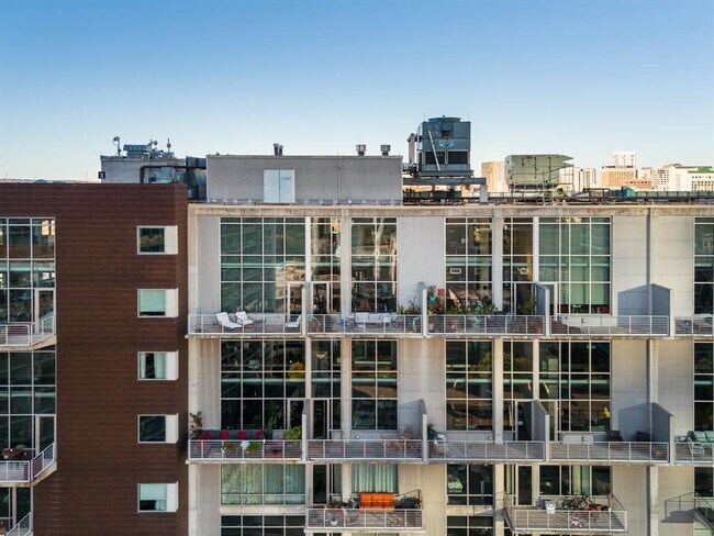 Building Photo - 800 W 5th St