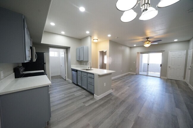 Building Photo - SHOWINGS AVAILABLE NOW