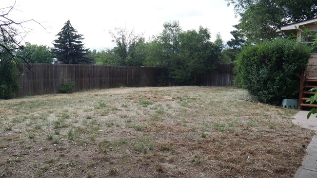 Building Photo - Single Family 3 Bed, 2 Bath w/ Big Backyar...