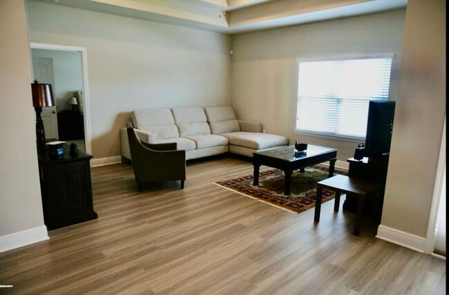 Building Photo - 115 Moonraker Cir