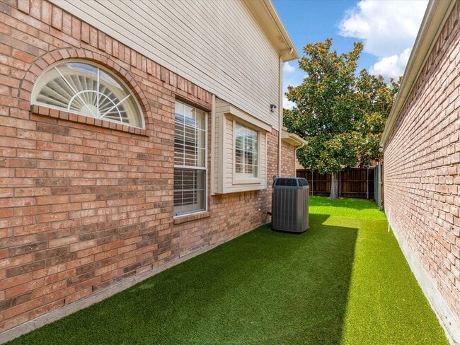 Building Photo - 8129 Springmoss Dr
