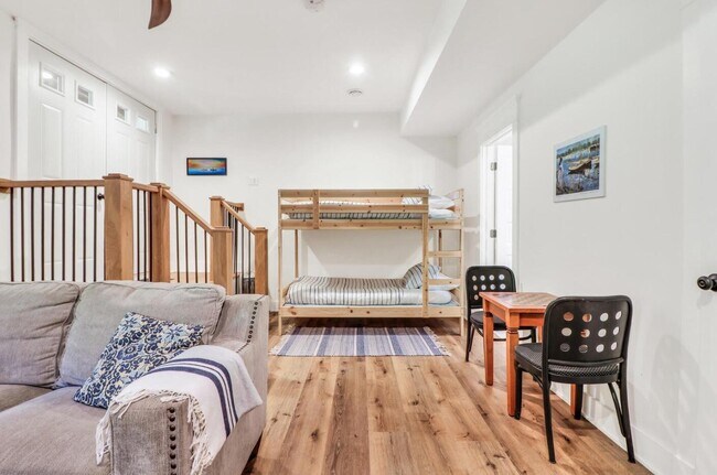 Building Photo - 543 Oakwood Trl