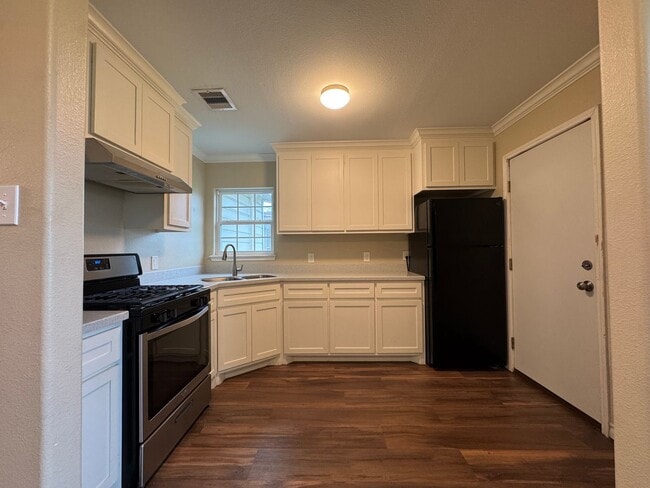 Building Photo - Ready for move in!