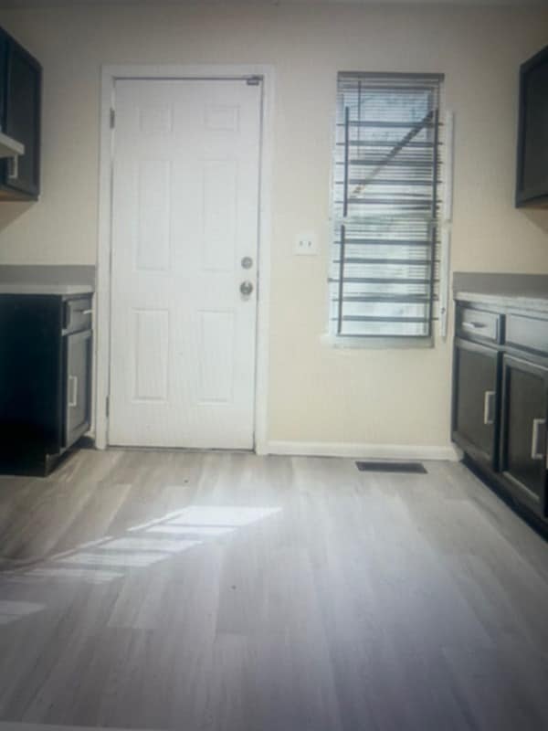 Building Photo - 569 E 101st St