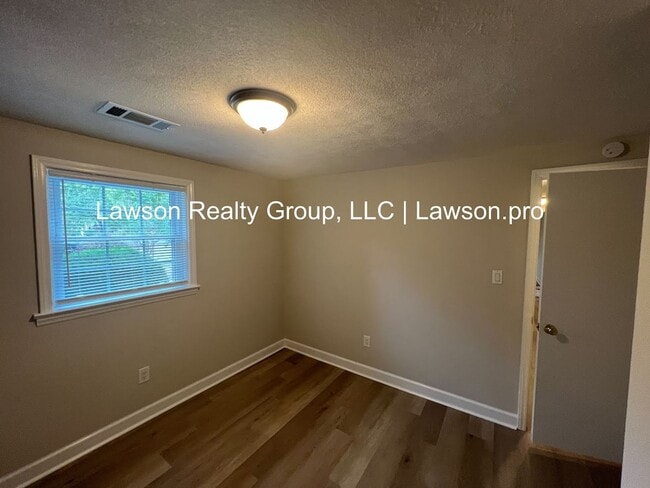 Building Photo - Beautiful Cave Spring Split Level with Bac...