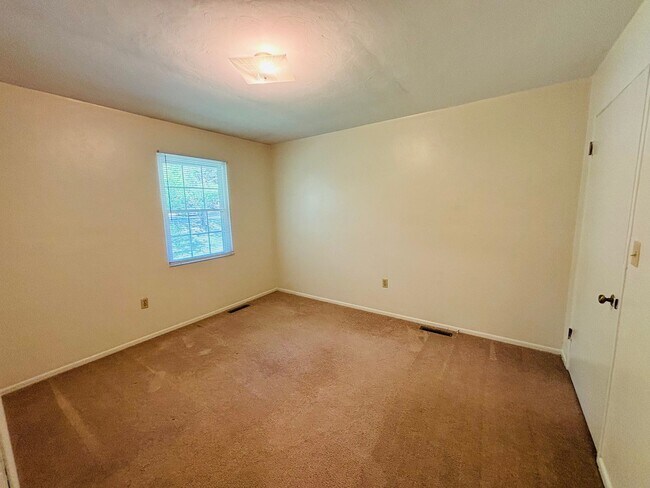 Building Photo - 2 Bedroom, 1.5 Bath Townhouse