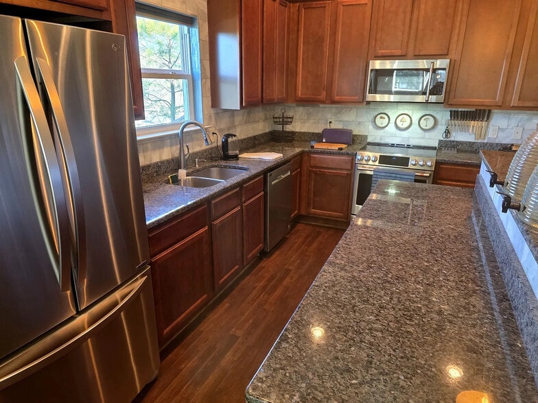 Building Photo - Room in House on Katielee Cove