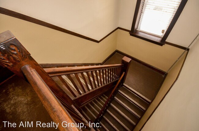 Building Photo - 547 Spring Rd