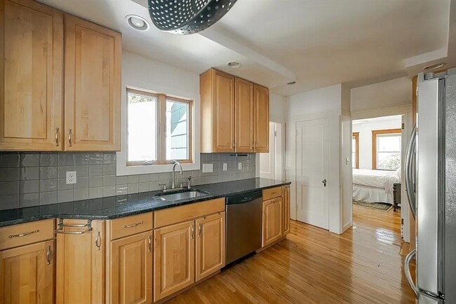 Building Photo - 21 Salman St