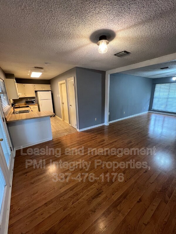 Building Photo - 107 Village Ln