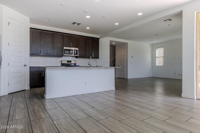 Building Photo - 9115 W Glenrosa Ave