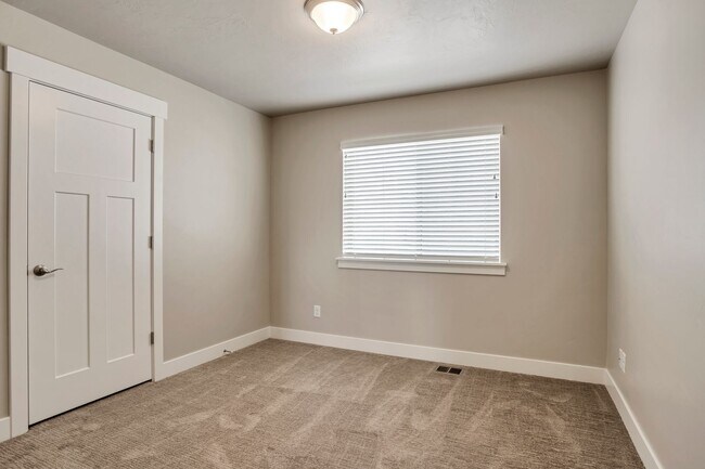 Building Photo - Gorgeous 3 Bed Townhome - Provo's Southeast Bench