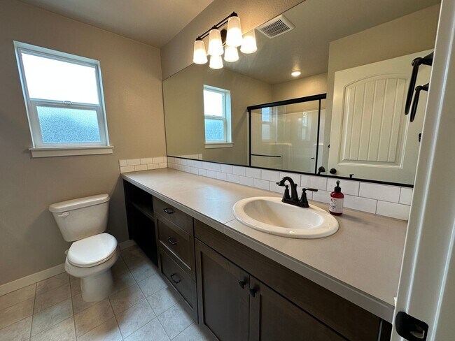 Building Photo - Beautiful Three Bedroom Townhome in Sustai...