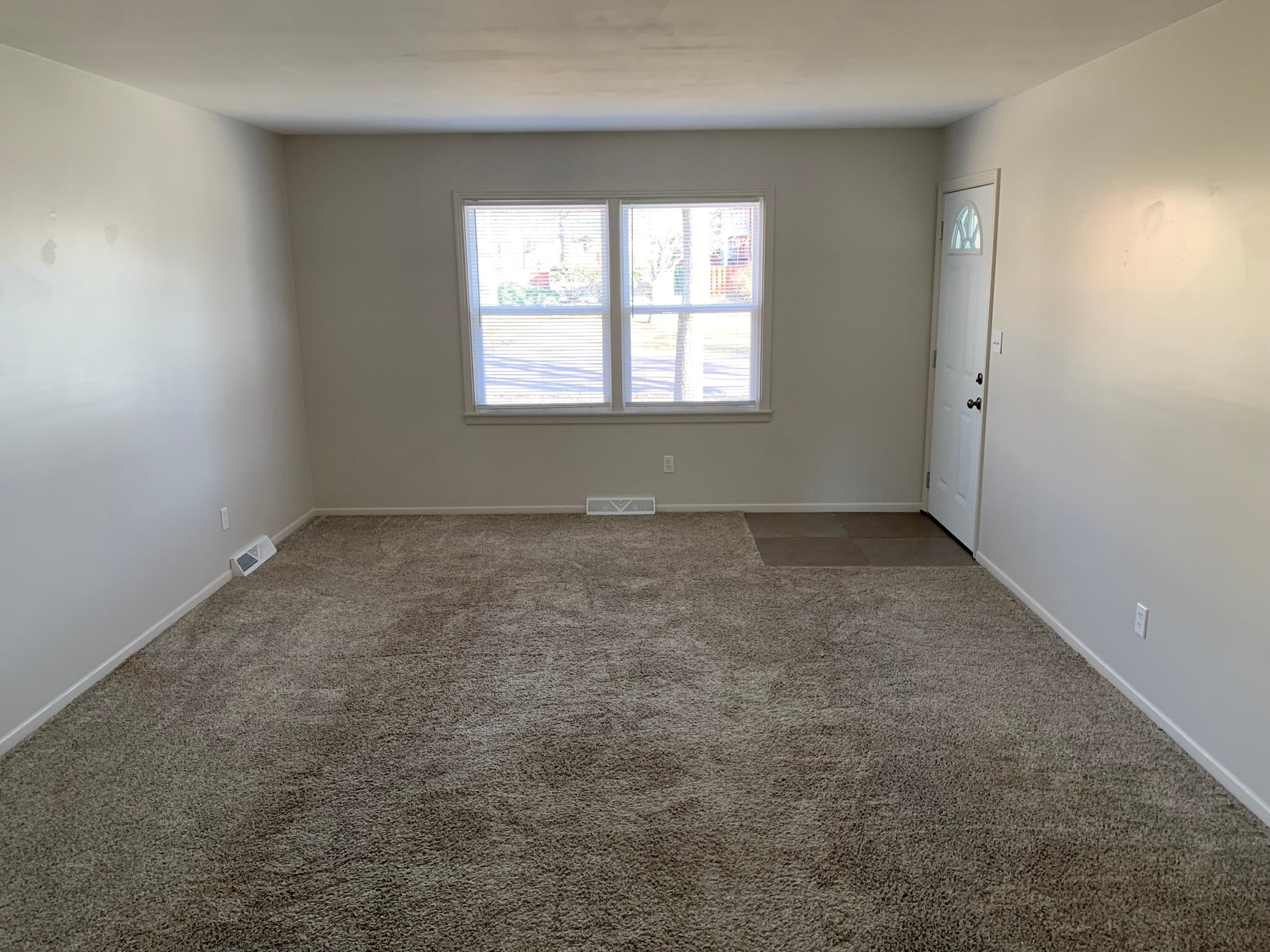 Building Photo - 9618 Outlook Dr