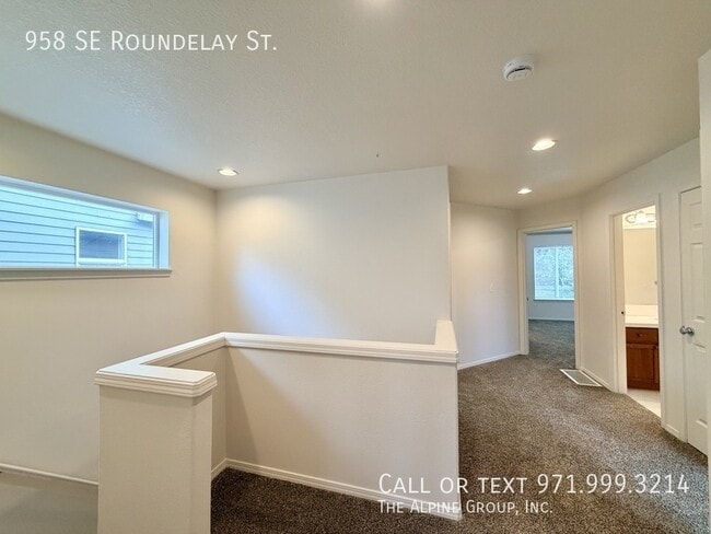 Building Photo - 958 SE Roundelay St