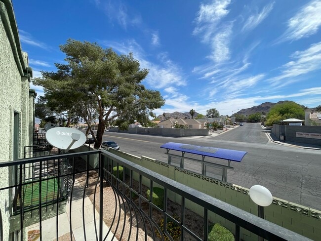 Building Photo - 2 BED 2 BATH TOWNHOUSE NEAR LAKE MEAD AND ...