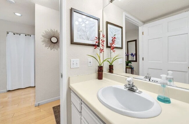 Building Photo - Move in and enjoy this amazingly located P...