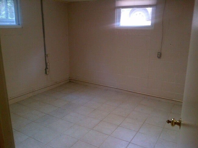 Building Photo - 4 BED/2 BA Home close to Assembly Hall!