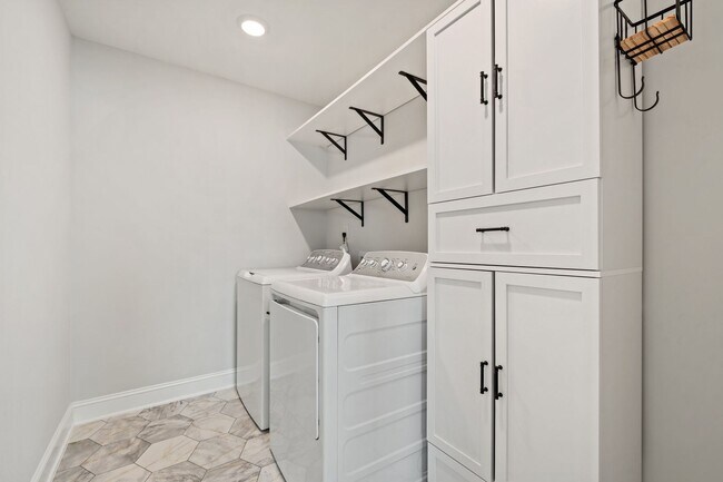 Building Photo - Available now! Spacious & beautiful 3 bedroom townhome!
