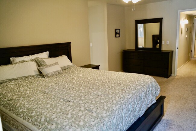 Building Photo - 836 E Serena Ave