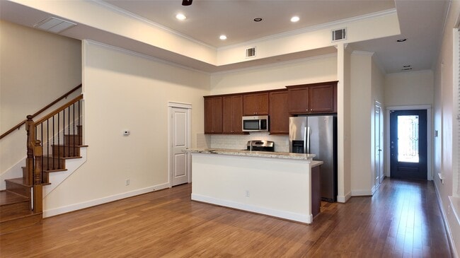 Building Photo - 902 W 20th St