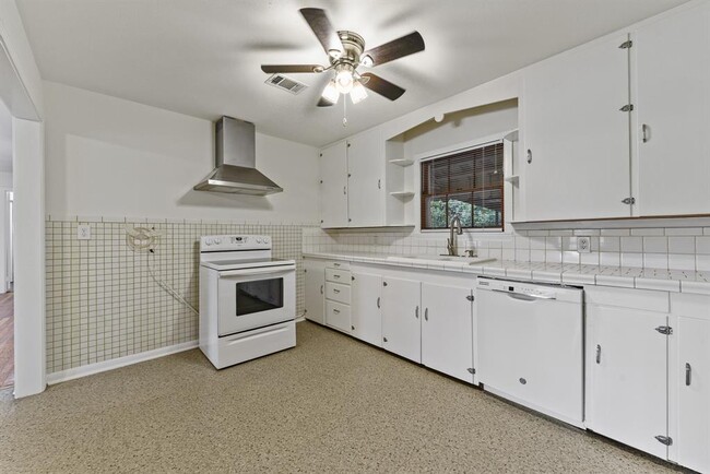 Building Photo - 400 N Elm St
