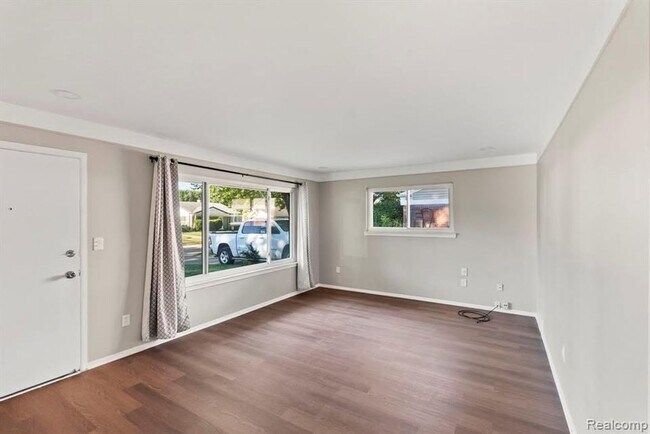 Building Photo - Gorgeous Madison Heights Gem!