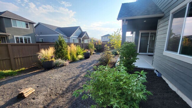 Building Photo - 4 BR/2.5 BA Single-Level home at Trailside