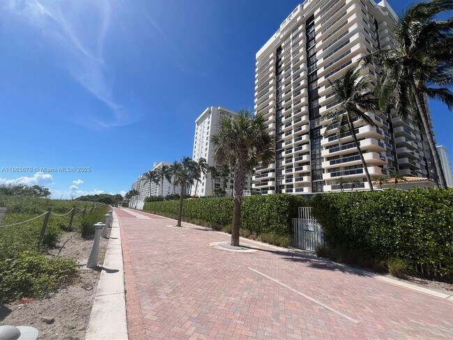 Building Photo - 5757 Collins Ave