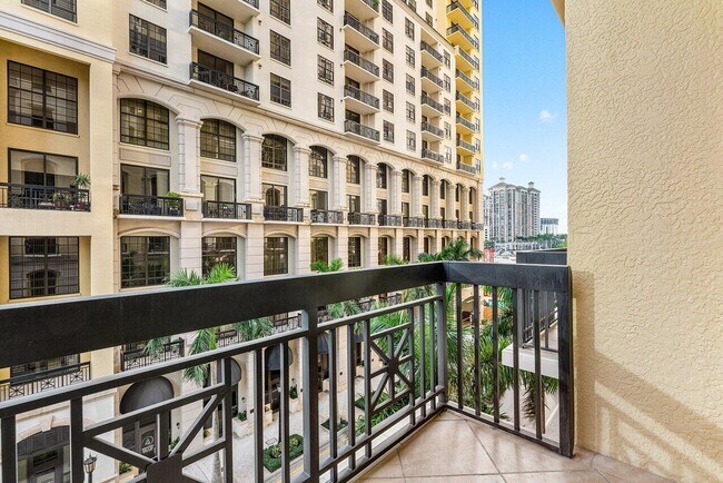 Building Photo - 701 S Olive Ave