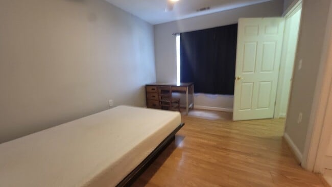Building Photo - Fantastic three-bedroom three, three-bathr...