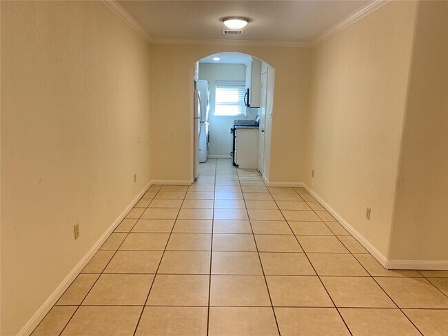 Building Photo - 814 Mobile Dr