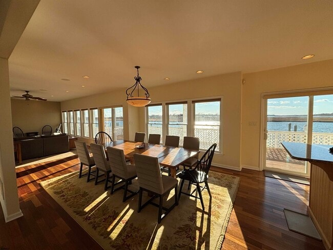 Building Photo - 802 N Harvard Ave