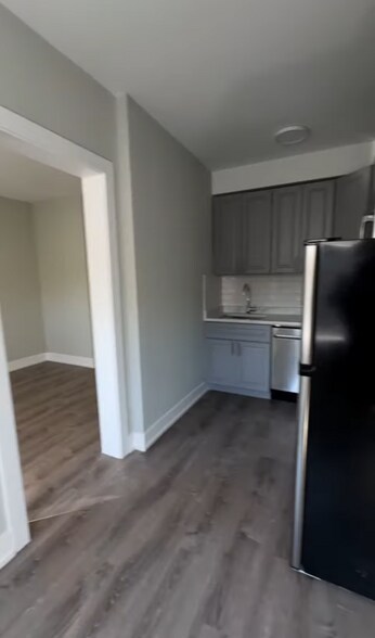 Building Photo - 515 W Belmont Ave