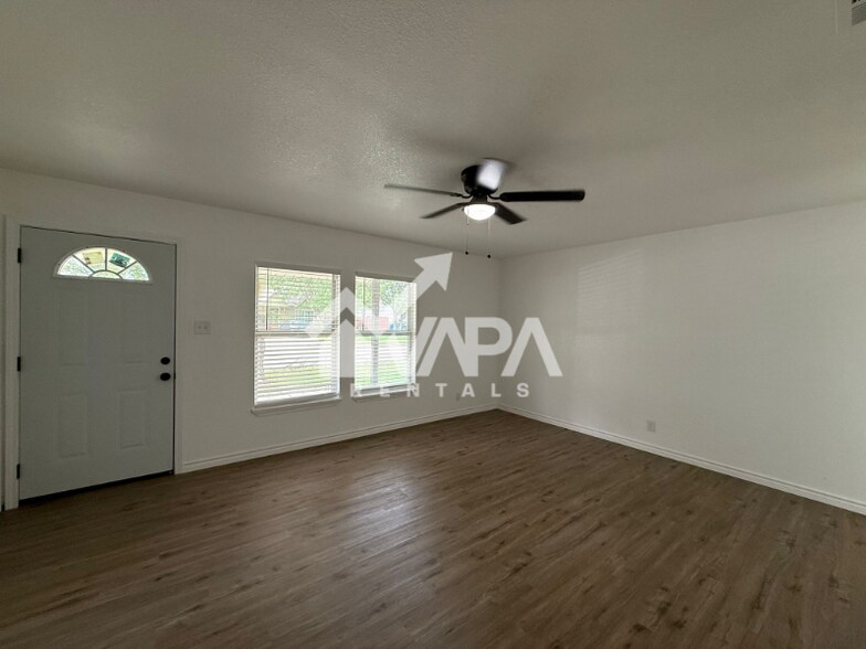 Building Photo - 4743 Swann Ln