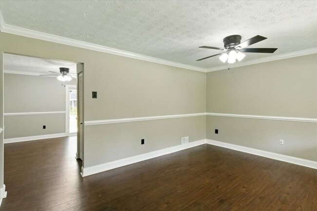 Building Photo - 643 University Dr