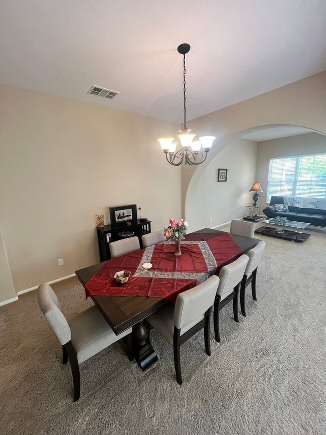 Building Photo - Fully?Furnished 4?Bed?|?3?Bath Pool Home i...