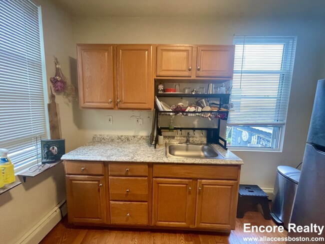 Building Photo - 75 Putnam St