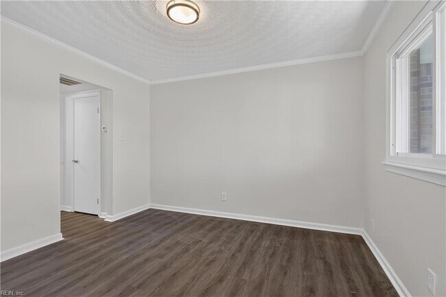 Building Photo - 3044 Camelot Blvd