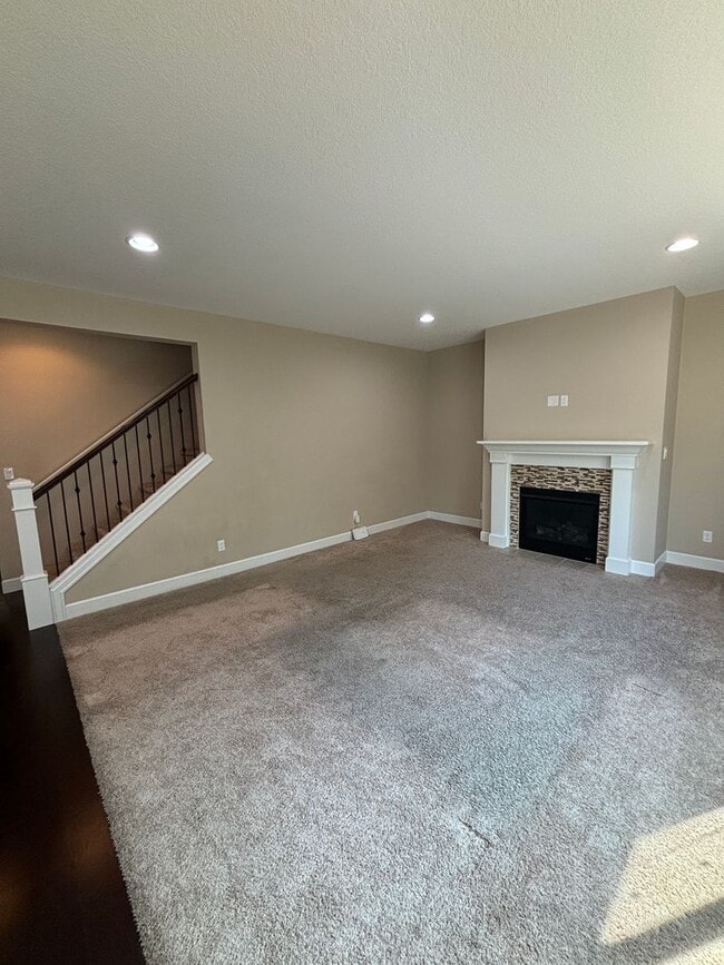 Building Photo - NW Portland- Newer Bethany Home! Gourmet Kitchen, Open Loft/Landing, Large  Master Suite!