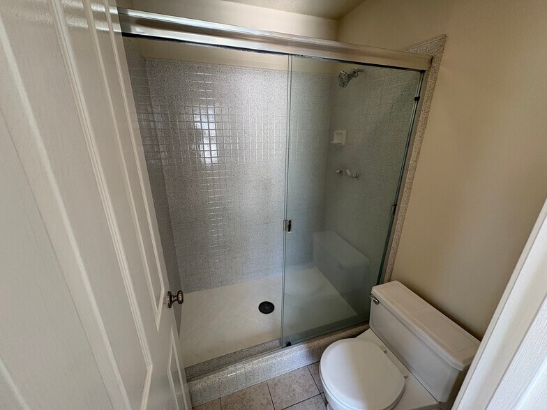 Master Shower - 14 Cigliano Aisle
