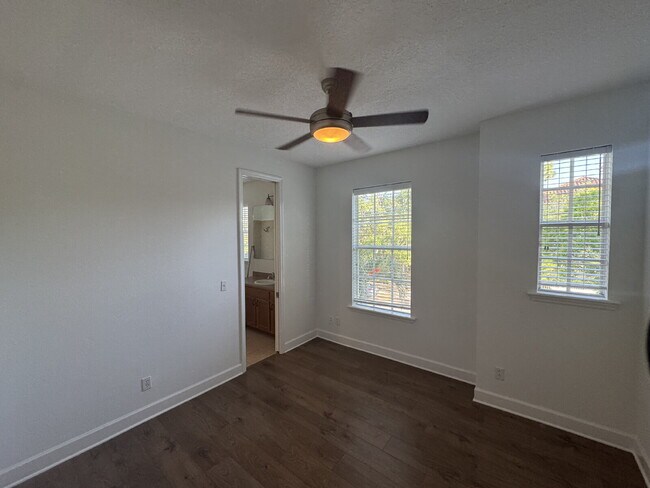 Building Photo - "Spacious 3-Bed Townhouse Retreat in Tampa's Heart - Modern Comforts Await!"