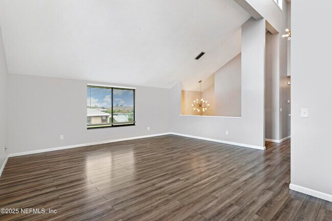 Building Photo - 17 Clinton Ct S