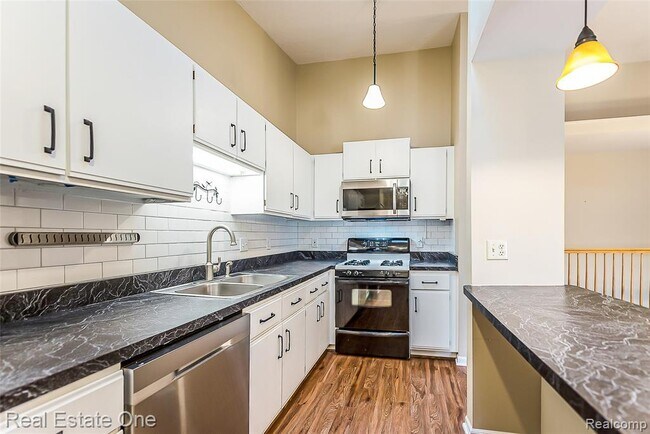 Building Photo - 61960 Arlington 116 3