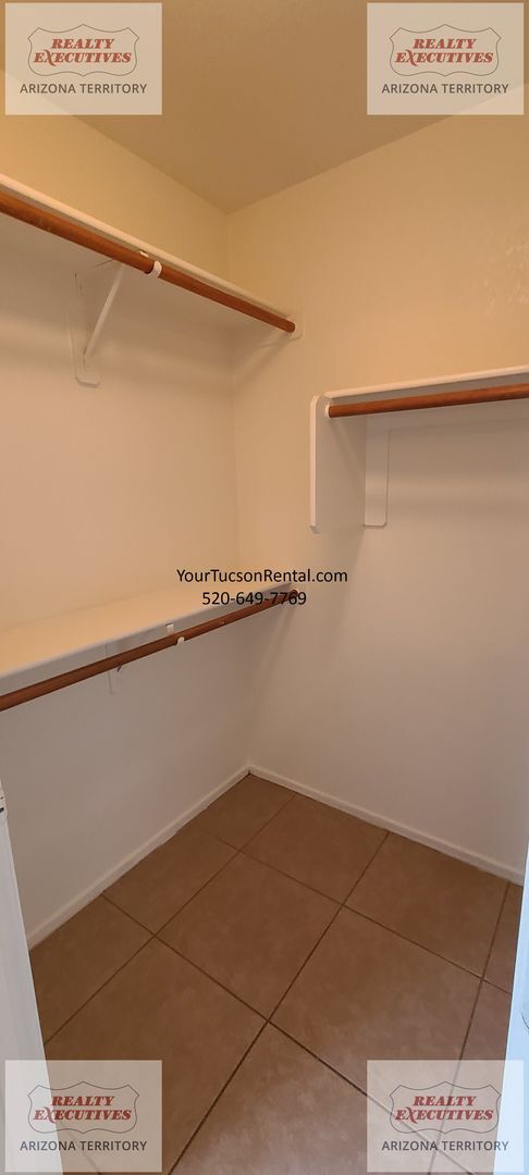Building Photo - Valencia Rd & Headley Rd 3/2 - July move in special! - All tile floors and updated kitchen