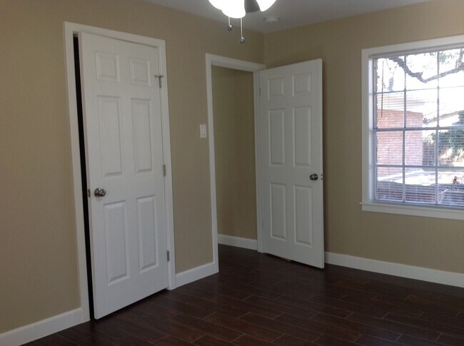 Building Photo - Gorgeous Remodel - North Austin Home!