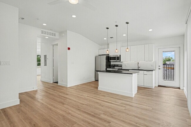 Building Photo - 2217 N Fitzhugh Ave