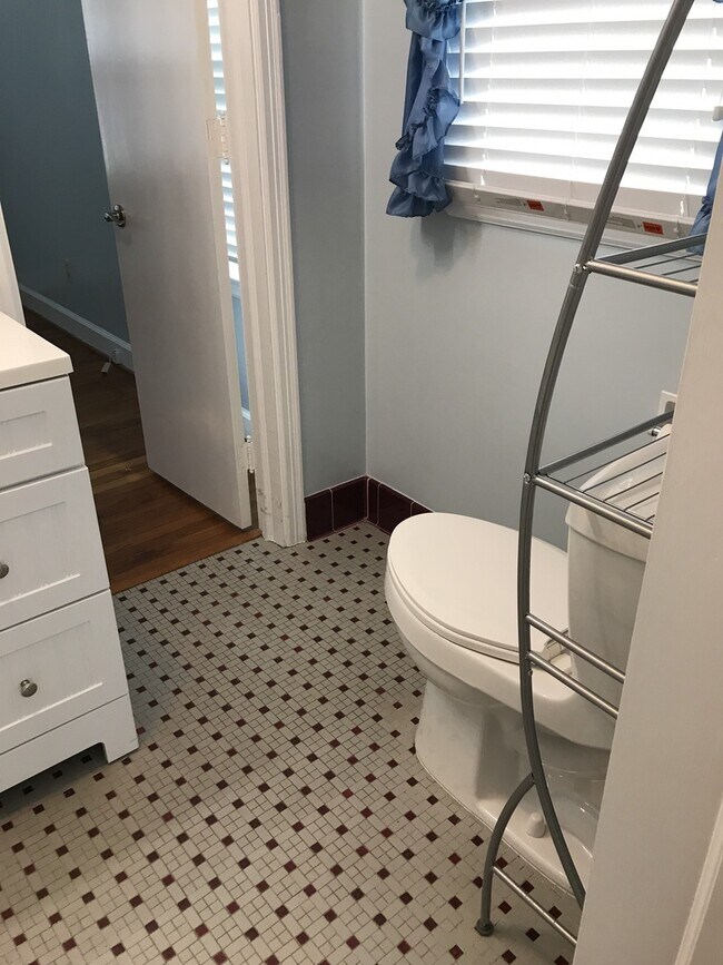 Building Photo - 3 Bed, 2 Bath Home